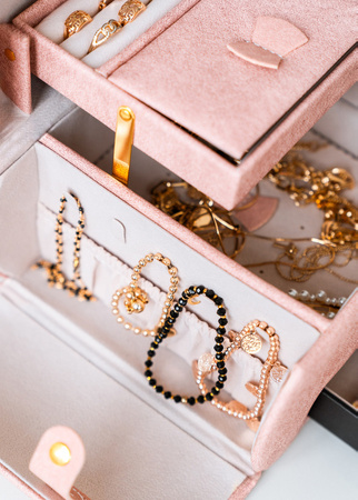 Szkatułka na biżuterię ozdobiona kwiatem marki Peterson PTN SZK-01 Pink