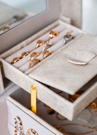 Beige Jewelry Box with Flower Decoration Peterson PTN SZK-01