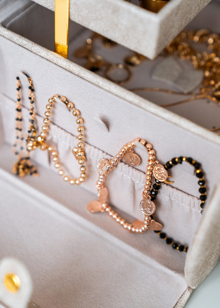 Szkatułka na biżuterię ozdobiona kwiatem marki Peterson PTN SZK-01 Beige