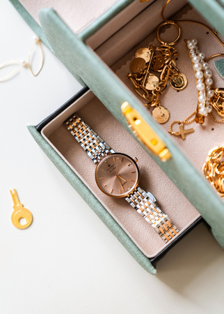 Szkatułka na biżuterię ozdobiona kwiatem marki Peterson PTN SZK-01