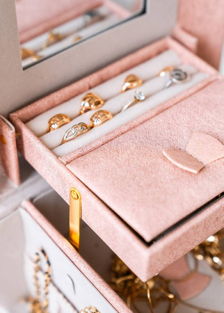 Szkatułka na biżuterię ozdobiona kwiatem marki Peterson PTN SZK-01 Pink