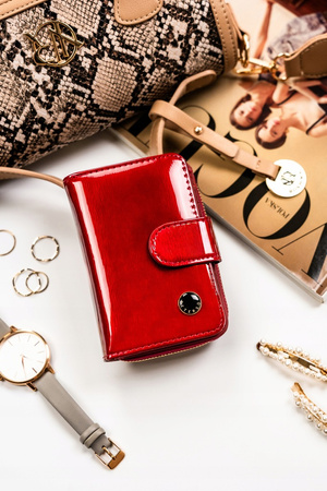Portfel damski z lakierowanej skóry naturalnej PTN PH31-1-SH Red