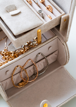 Szkatułka na biżuterię ozdobiona kwiatem marki Peterson PTN SZK-01 Beige