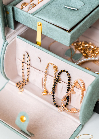 Szkatułka na biżuterię ozdobiona kwiatem marki Peterson PTN SZK-01